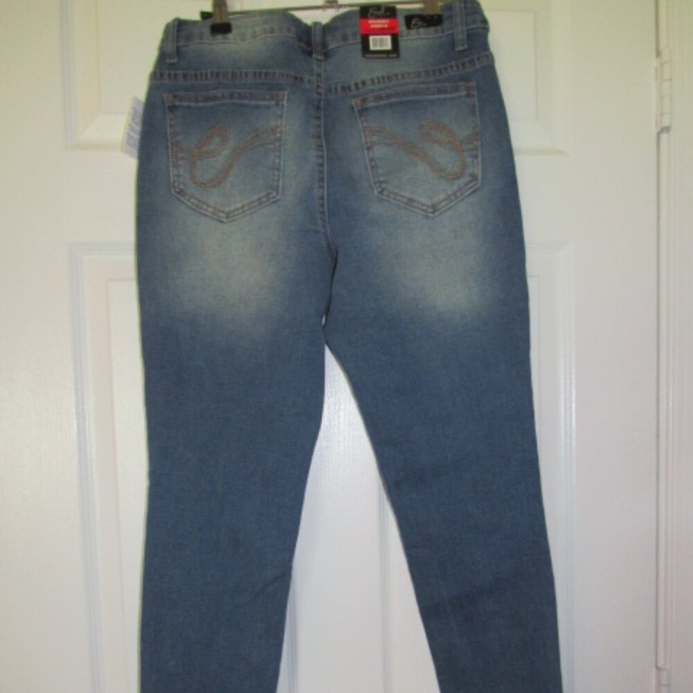 NWT Skinny Ankle Jeans 10P Distressed ✨Lowest Price Offering